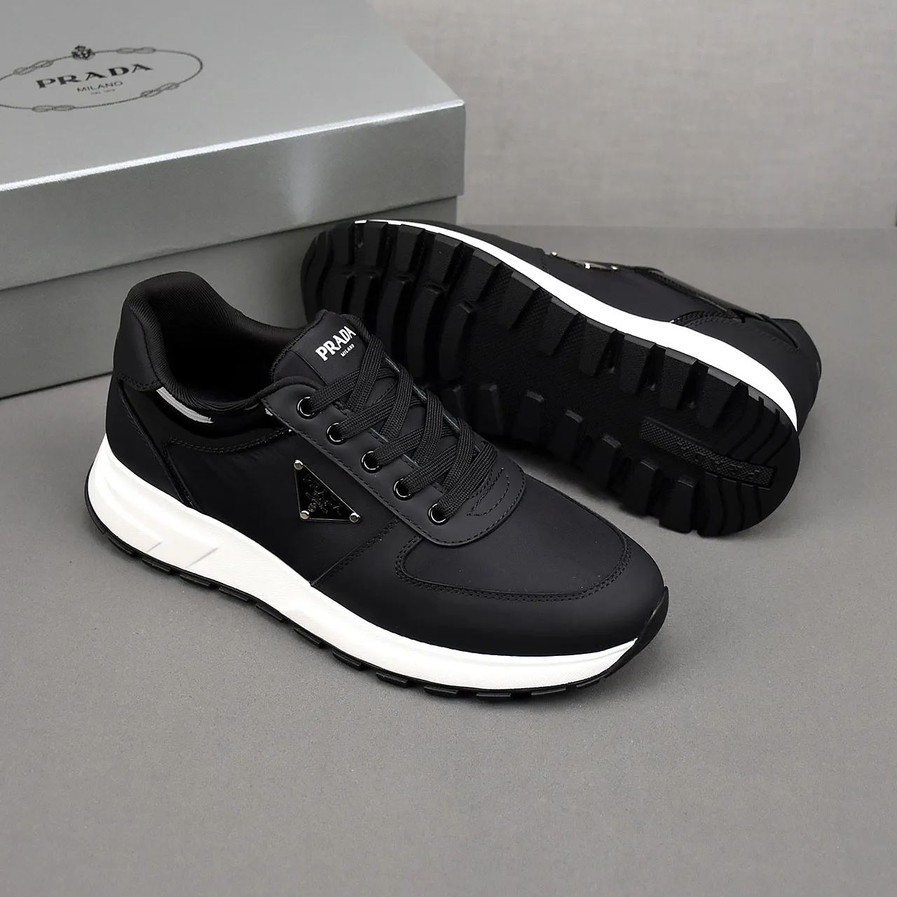 PP460👟👟👟Prada/Prada Prax men's series casual sports shoes Prax sports shoes combine style and comfort, with a unique sports design defined by exquisite materials and details. Fashionable, casual and versatile, it is decorated with an enameled triangle logo on the outside, a Prada Milano printed logo on the tongue, and a 2.5cm lightweight two-tone rubber sole for a comfortable wearing experience! Size: 38-39-40-41-42-43-44 standard leather shoe size
